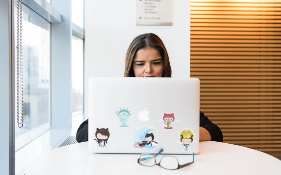 Cómo destacar como desarrolladora web en un mercado competitivo